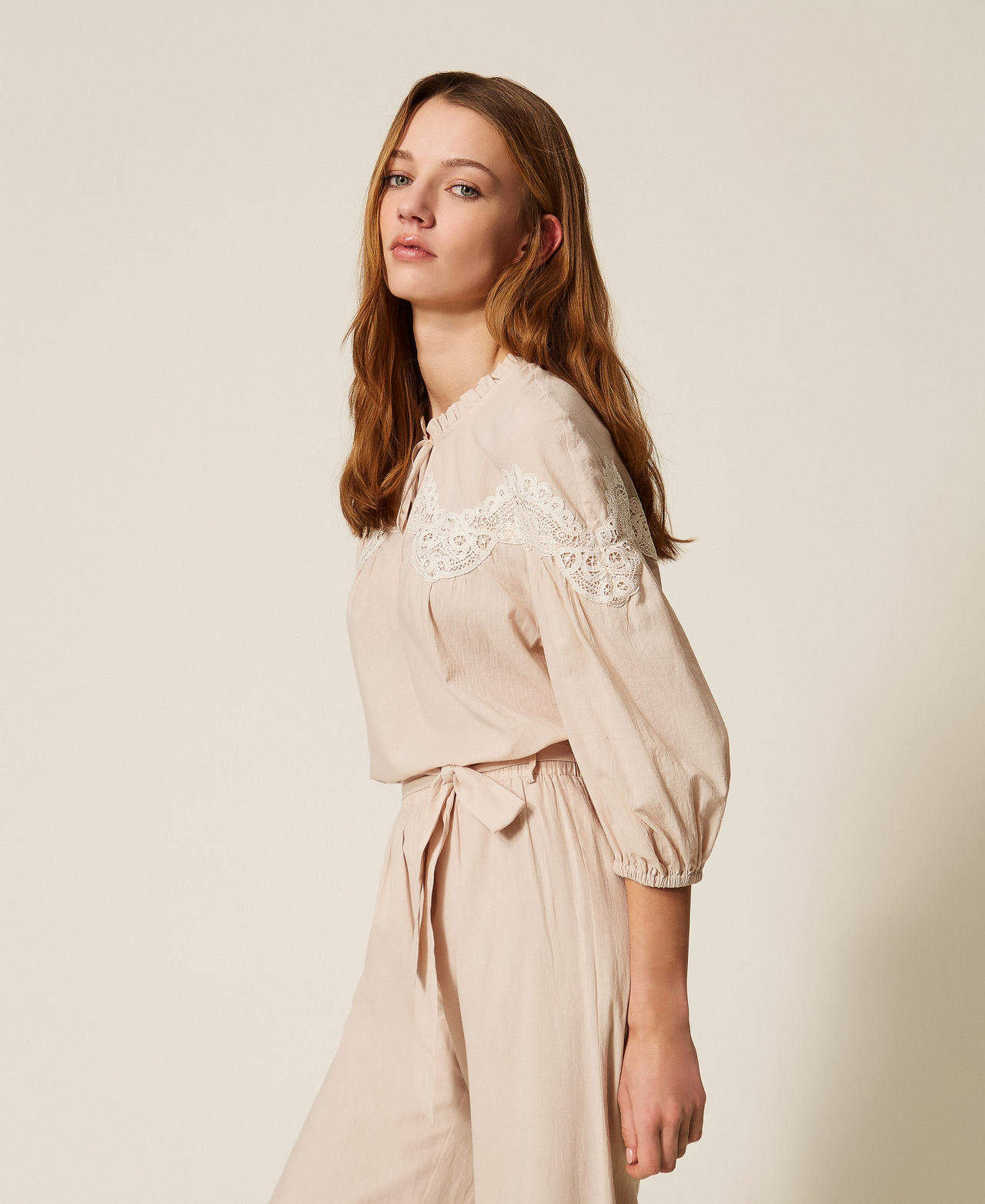 Blouse en mousseline avec macram&eacute; Bicolore Fog/Blanc &laquo;&nbsp;Vanille&nbsp;&raquo; Femme 261LM2DAA_13579_02