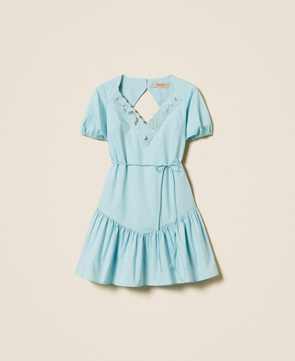 Kr&oacute;tka sukienka z popeliny z haftem angielskim