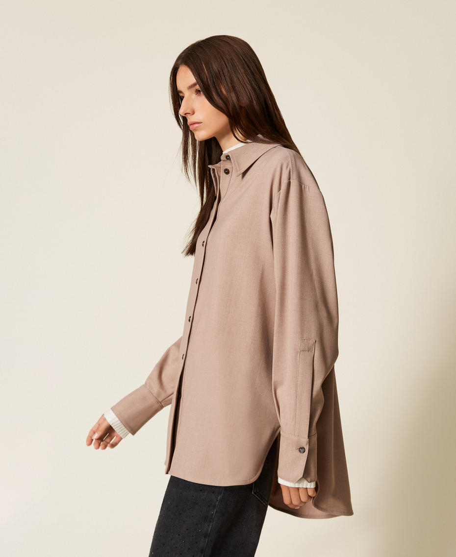 Oversized-Hemdbluse mit Schlitzen Taubenbraun Frau 252TF2040_12874_03