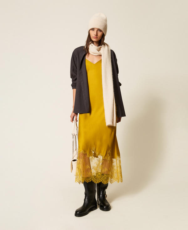 Knit scarf with sequins