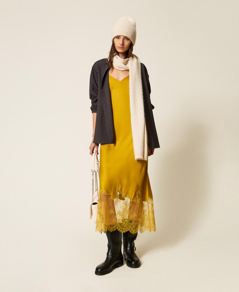 Knit scarf with sequins