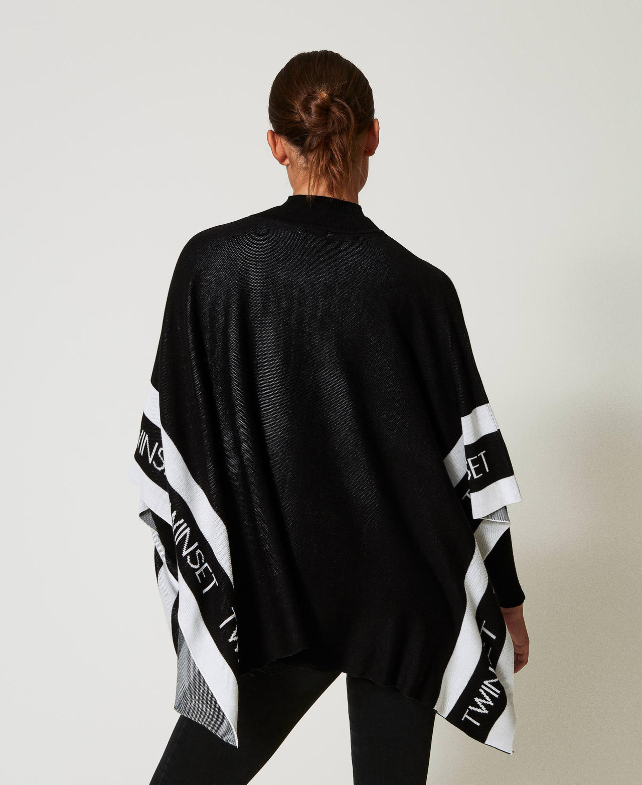 Poncho aus Jacquard-Strick mit Logos Schwarz Frau 242TA4163_00006_03