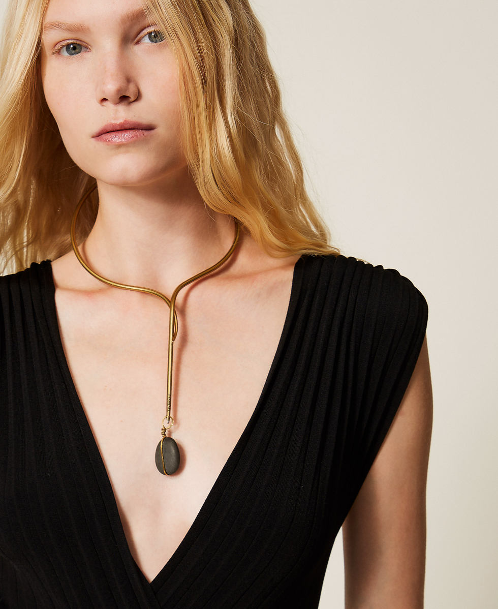 Halsnahe Kette mit Stein