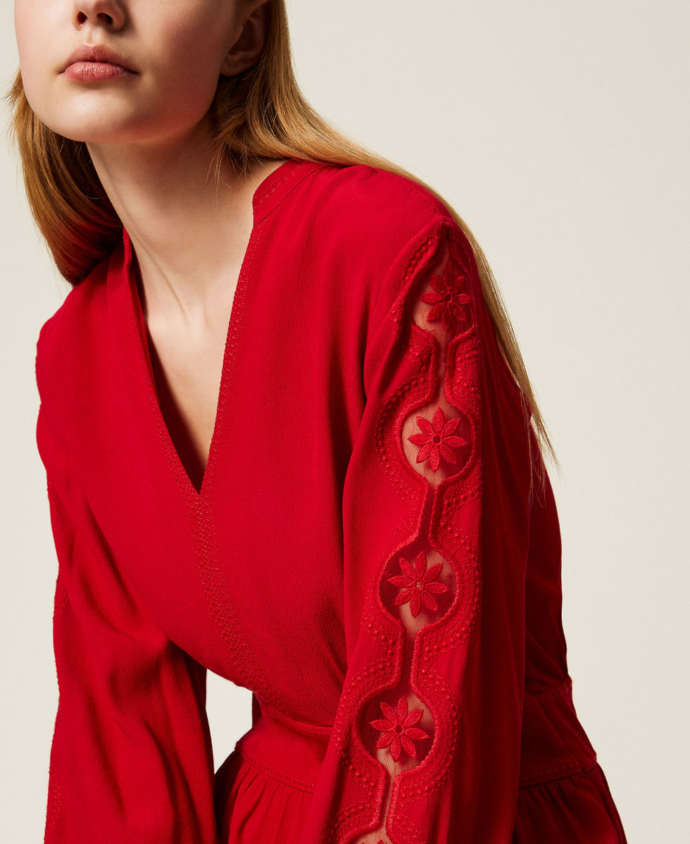 Kurzes Kleid aus Krepp mit Stickerei Venedigrot Frau 252TP2150_00740_04