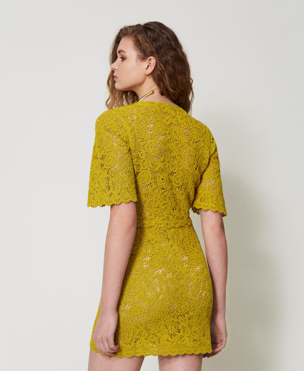 Kurzes Kleid in H&auml;keloptik