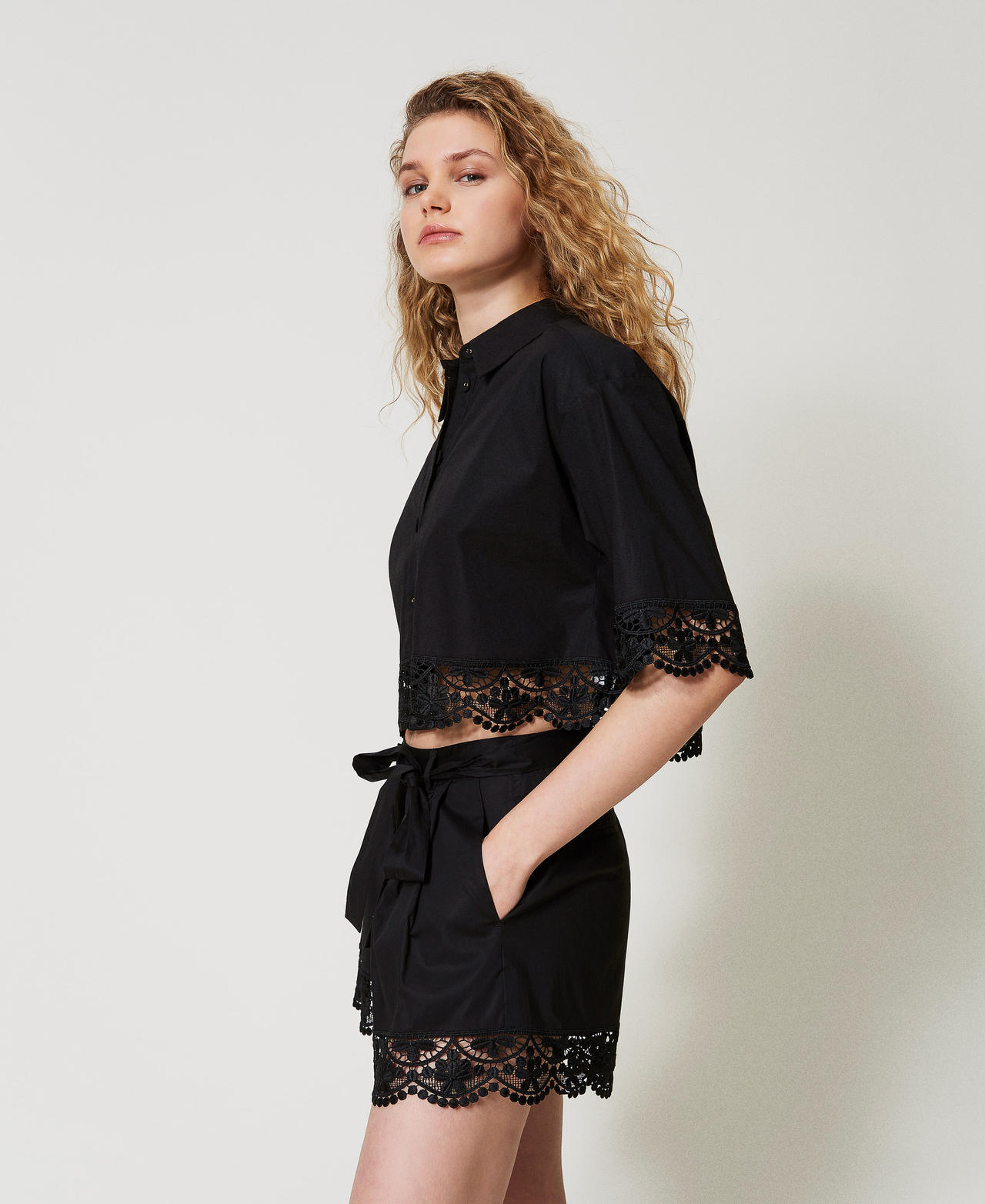 Cropped poplin shirt with lace Black Woman 251TT2093_00006_02