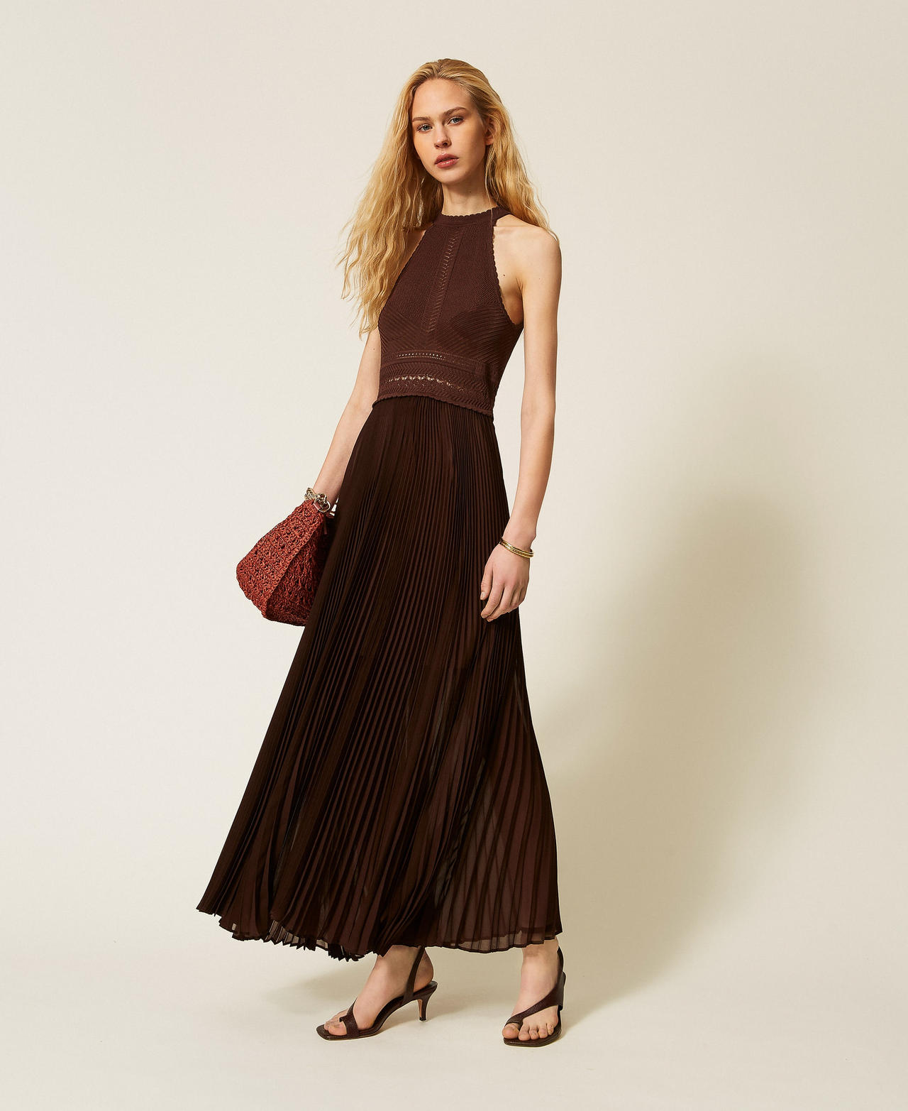 Langes Strickkleid mit plissiertem Georgette Coffee Liqueur Frau 261TT3191_12110_02