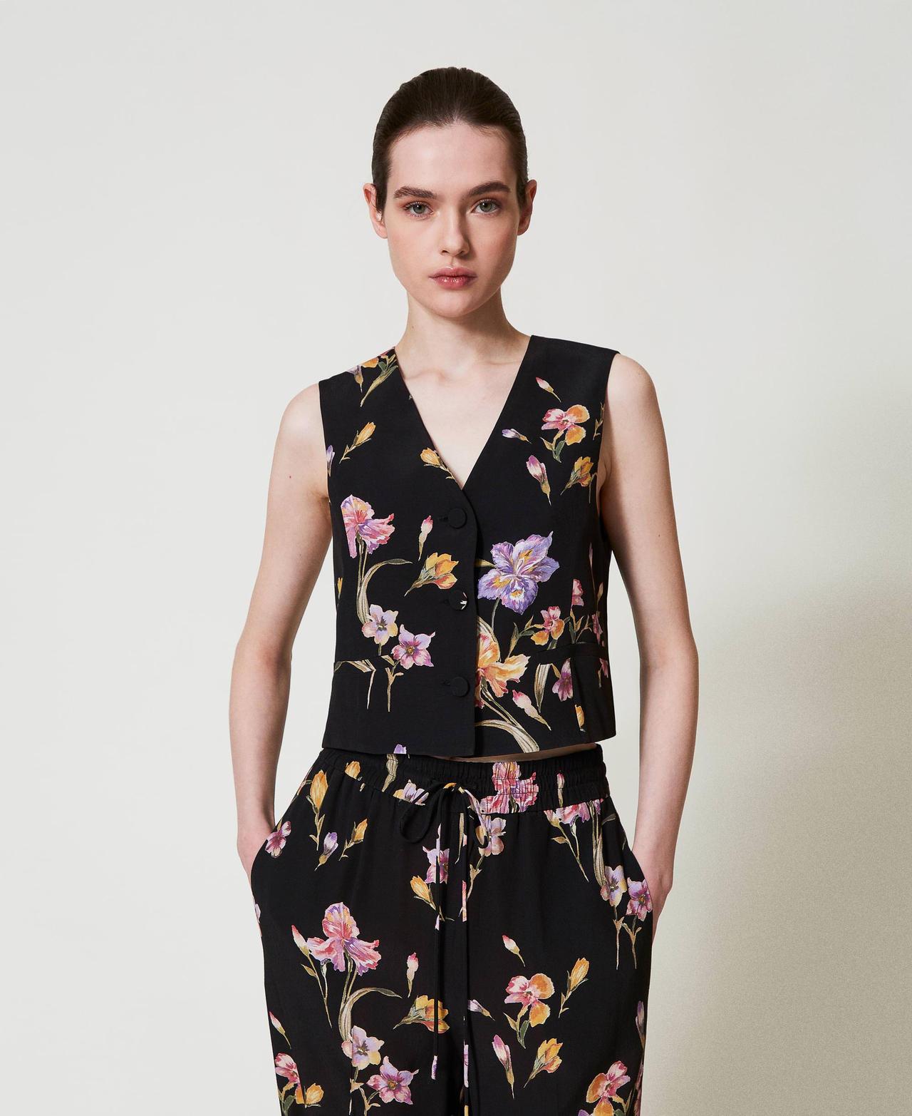 ベスト・ジレ TWINSET FLORAL PRINT GILET Crêpe de Chine floral waistcoat Woman, Black | TWINSET Milano