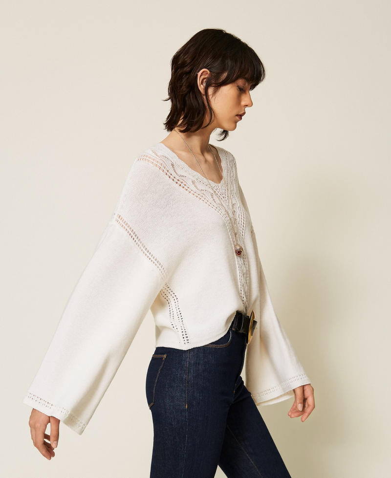 Weiter Pullover aus Wollmischung mit Durchbruchmuster Perlmutt Frau 262TP3211_00059_02