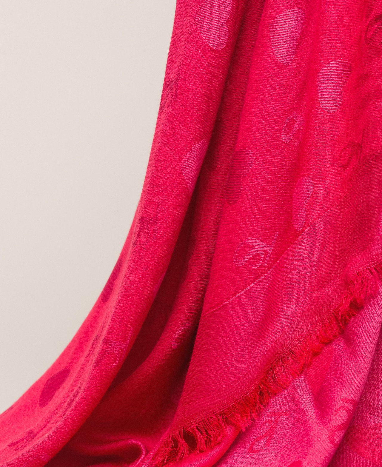 Kefiah sfrangiata con cuori e logo jacquard