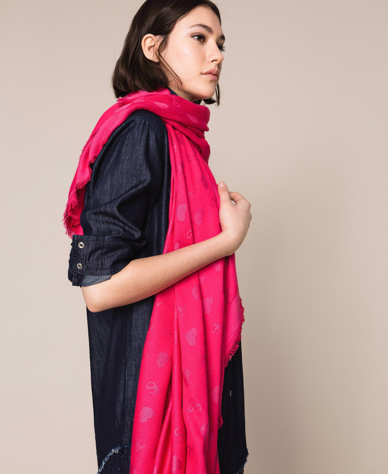 Kefiah sfrangiata con cuori e logo jacquard