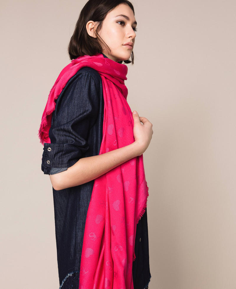 Kefiah sfrangiata con cuori e logo jacquard