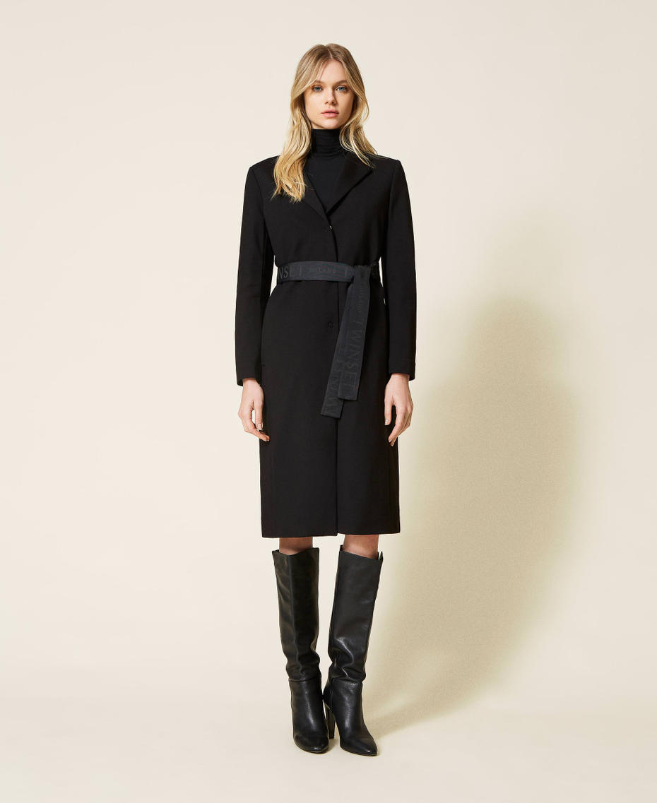 Manteau avec ceinture siglée