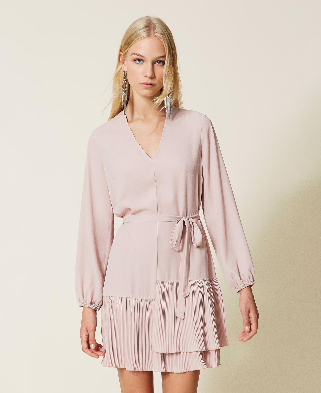 Kurzes Kleid aus Georgette mit Volants Puderrosa Frau 999TN211B_07273_02