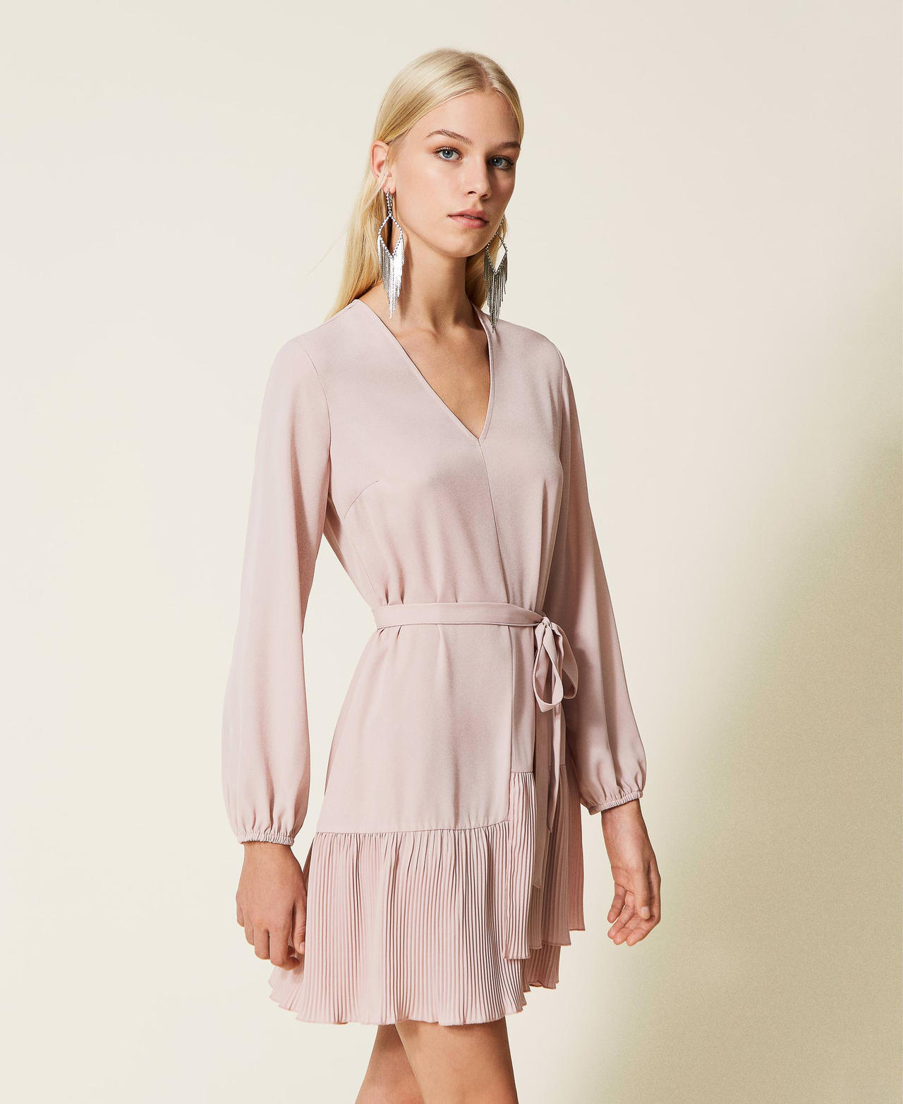 Kurzes Kleid aus Georgette mit Volants Puderrosa Frau 999TN211B_07273_03