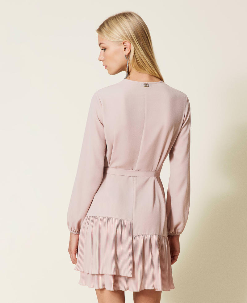 Kurzes Kleid aus Georgette mit Volants Puderrosa Frau 999TN211B_07273_04