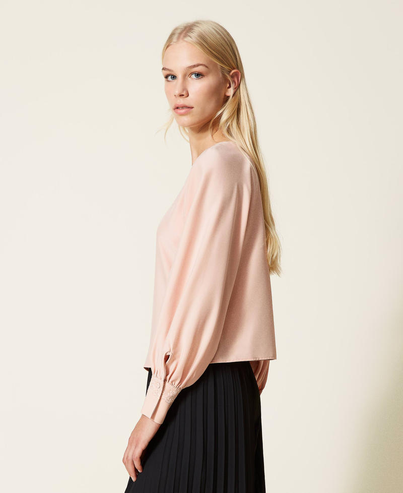 Blouse en crêpe avec dentelle