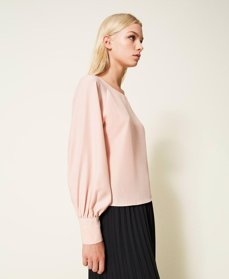 Blouse en crêpe avec dentelle