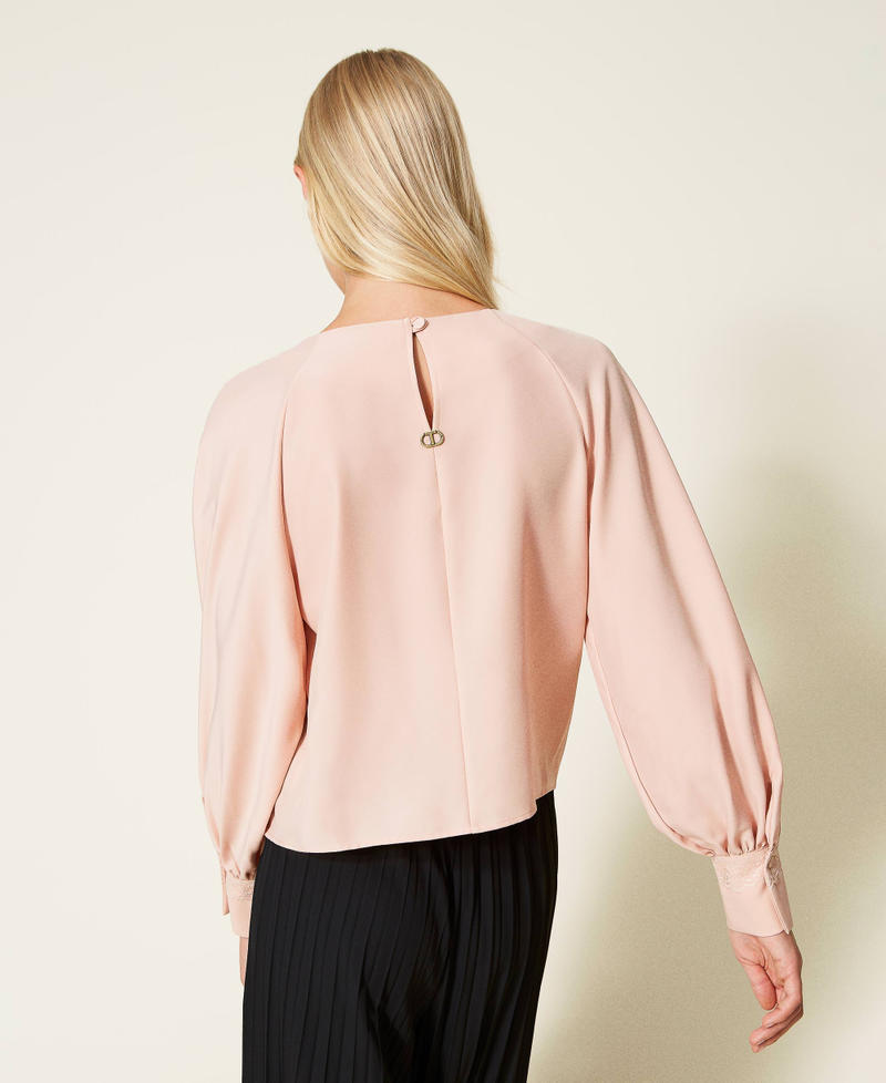 Blouse en crêpe avec dentelle