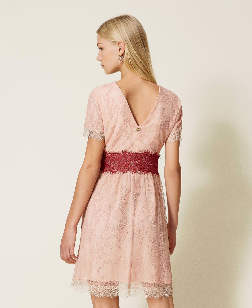 Kurzes Kleid aus Valenciennesspitze Zweifarbig Puderrosa/ Grape Frau 999TN213C_10692_03