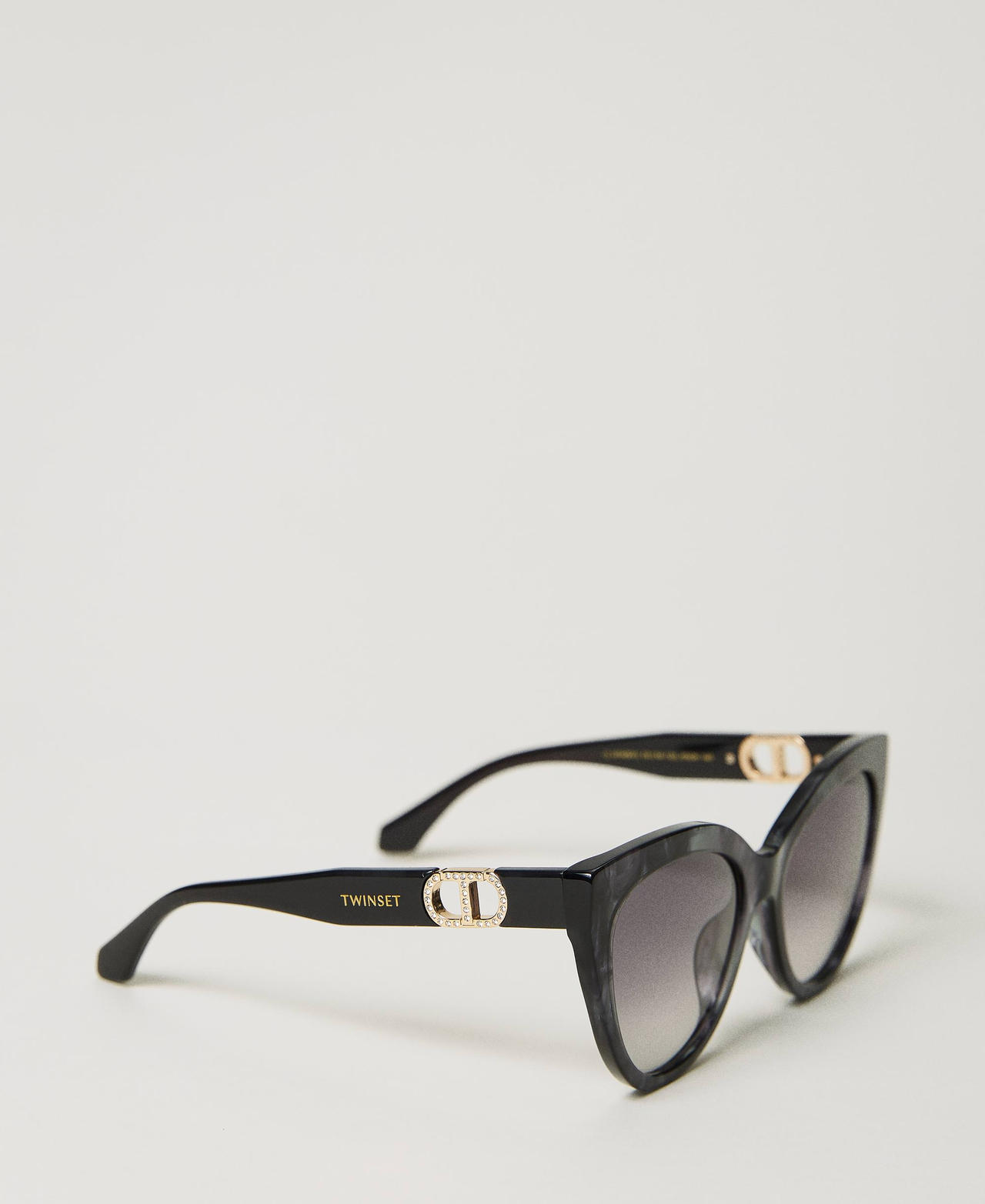 Cat-eye sunglasses with rhinestones