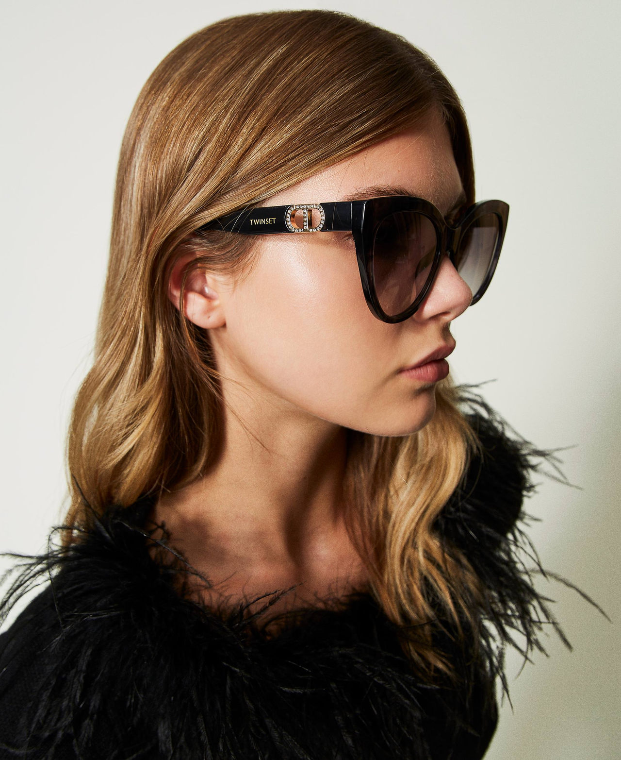 Cat-eye sunglasses with rhinestones