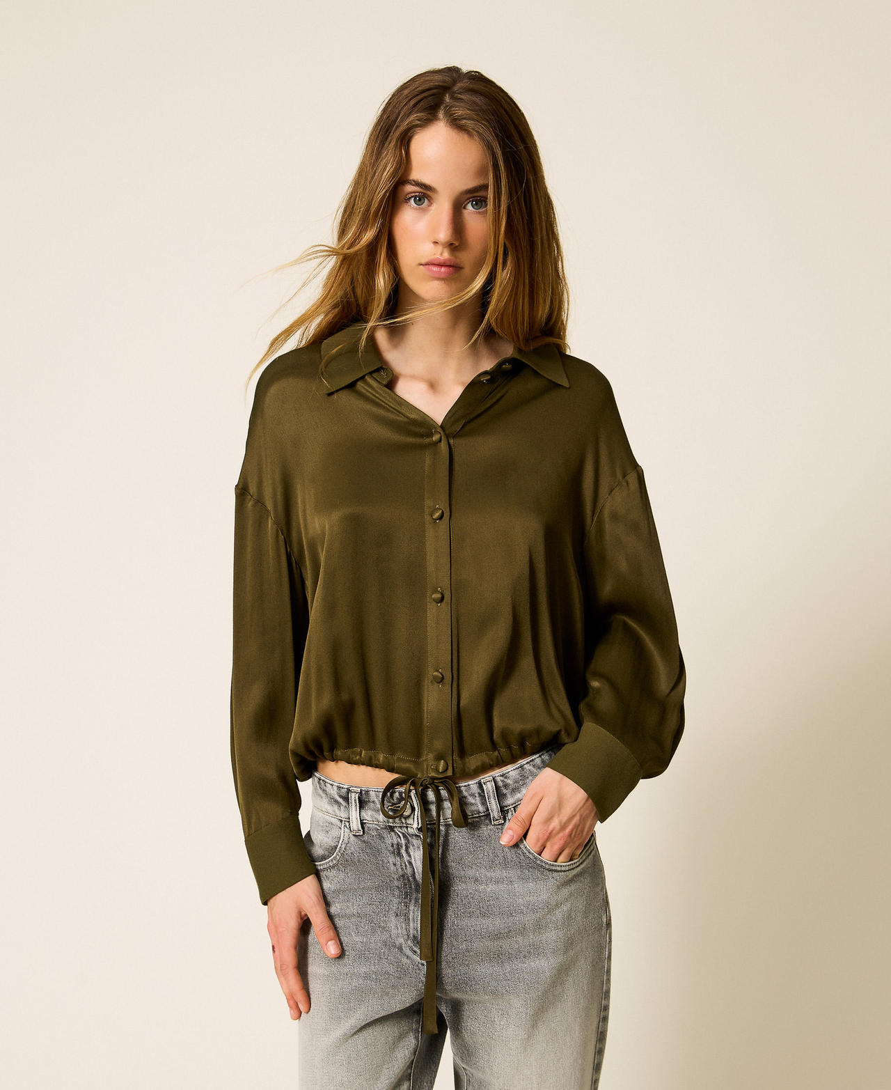 Hemd aus Satin mit Tunnelzug Green Olive Frau 252LI2TAA_12655_01