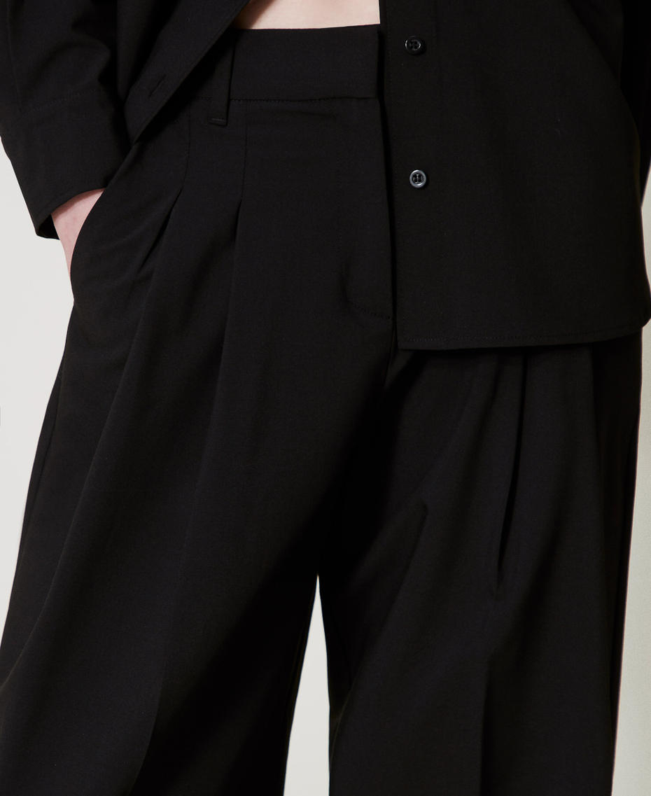 Wide-Leg-Hose mit doppelten Bundfalten Schwarz Frau 251TQ2031_00006_04