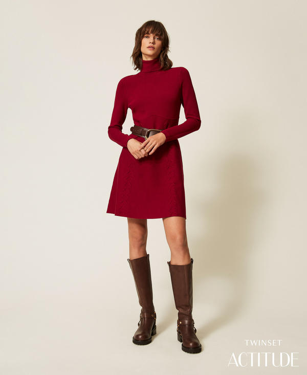 Vestido corto de punto con cuello alto