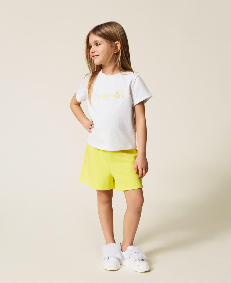 T-shirt pour fille avec broderie et short en molleton