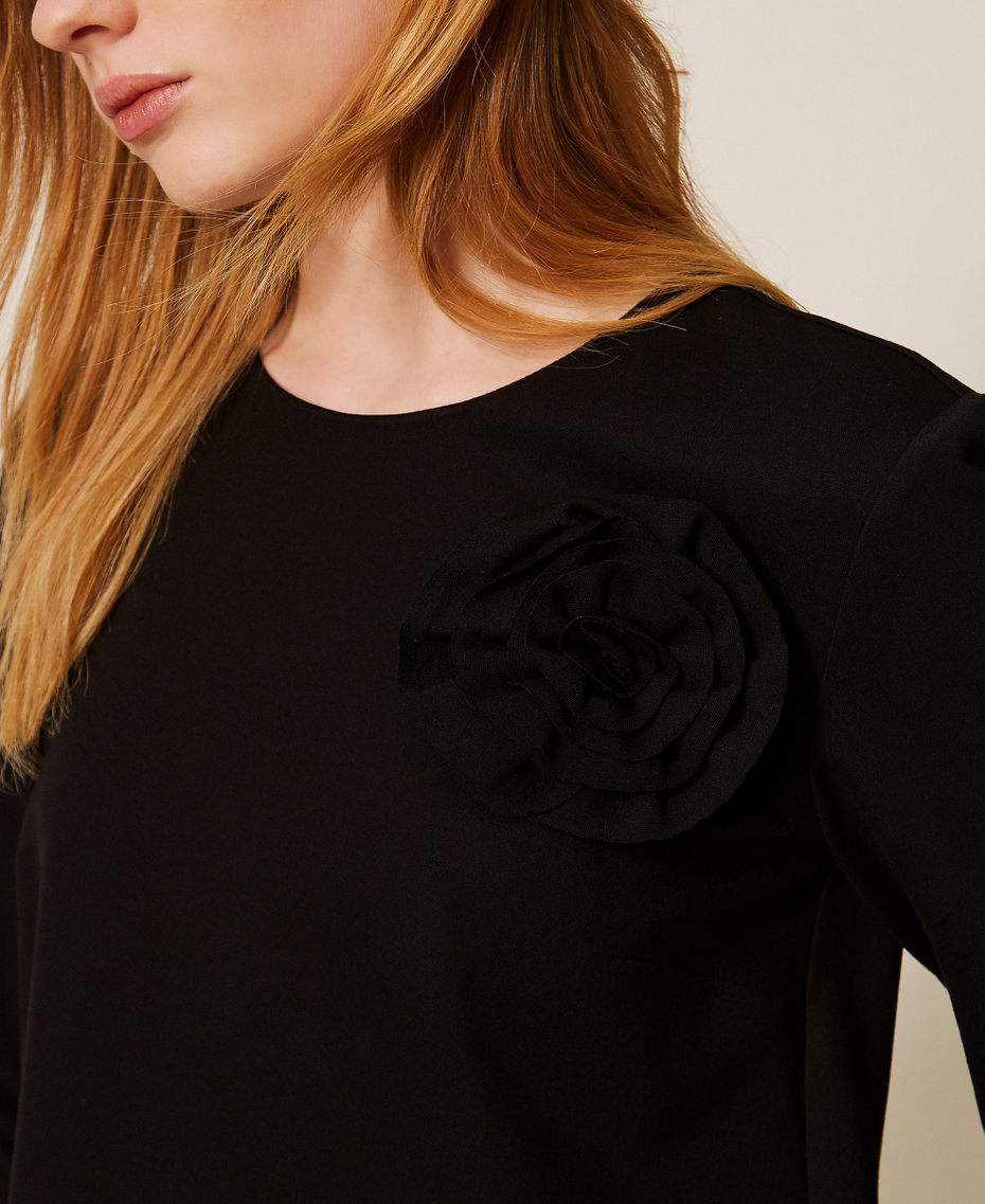 Kurzes Kleid mit Blumenbrosche Schwarz Frau 261AP214A_00006_04