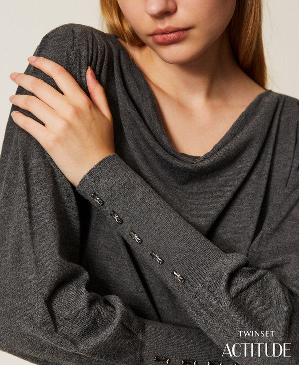 Pull avec drapé et broderies