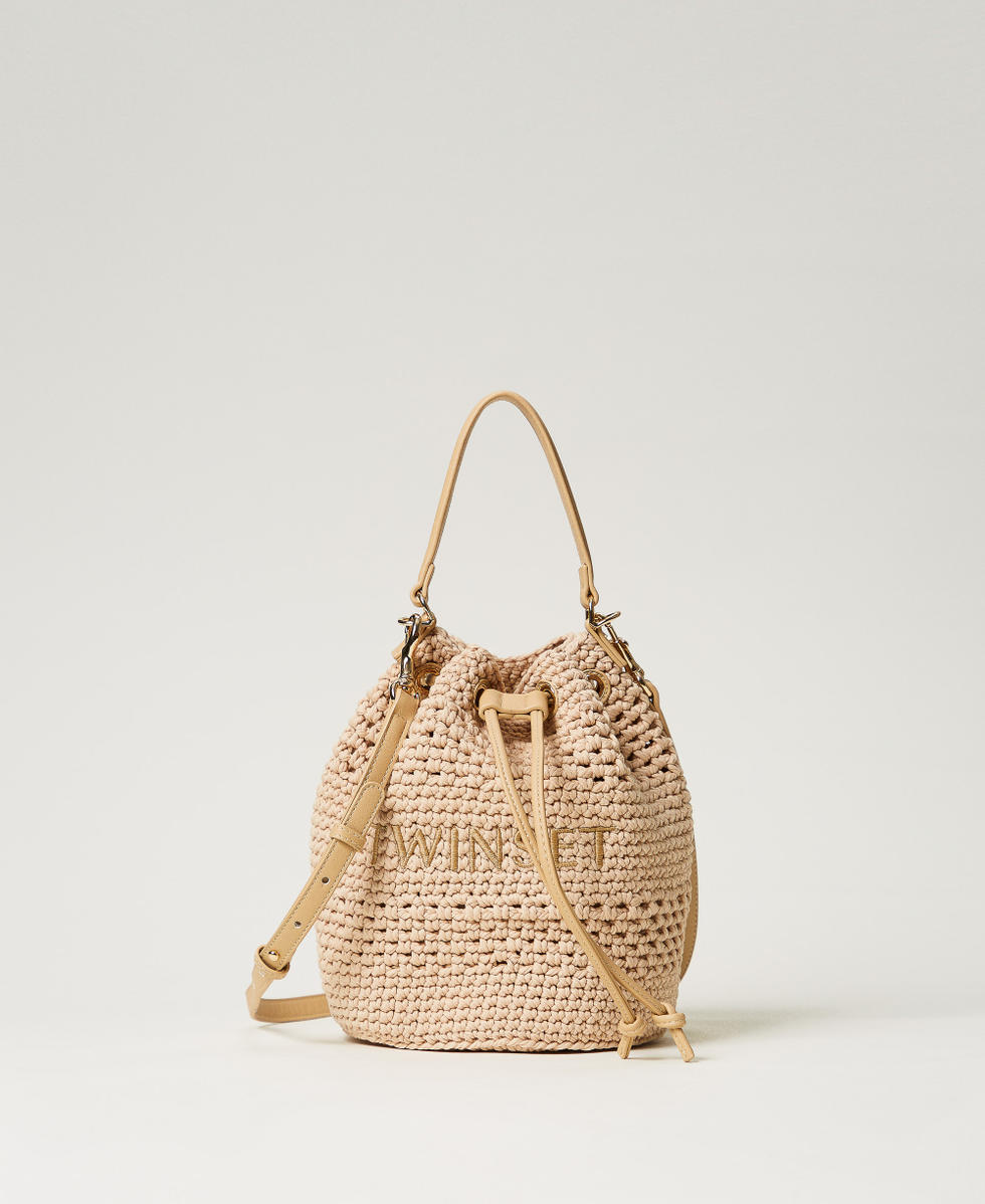 Bolso tipo saco de algod&oacute;n de ganchillo