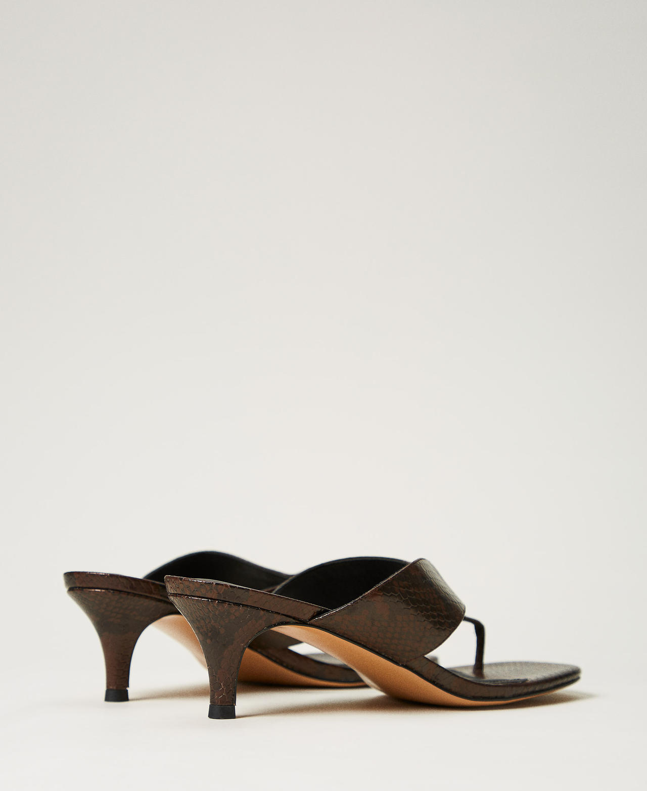 Sandalette aus Leder mit Zehentrenner Pitone Chocolate Frau 251TGT172_12383_03