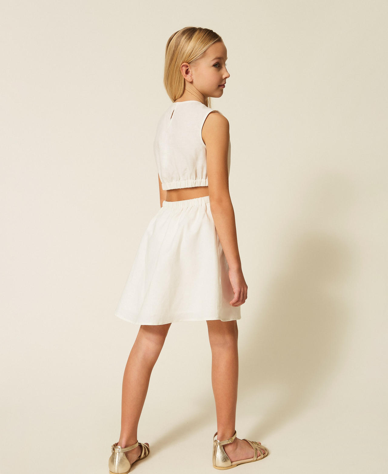 Kurzes Leinenkleid mit Cut-out Mattwei&szlig; M&auml;dchen 261GJ2032_00526_03