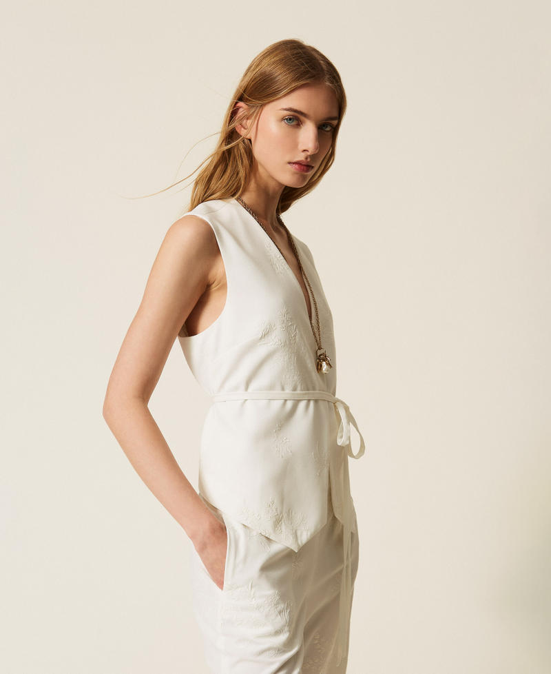 Chaleco bordado con cintur&oacute;n Lirio Mujer 261TE2021_00381_02