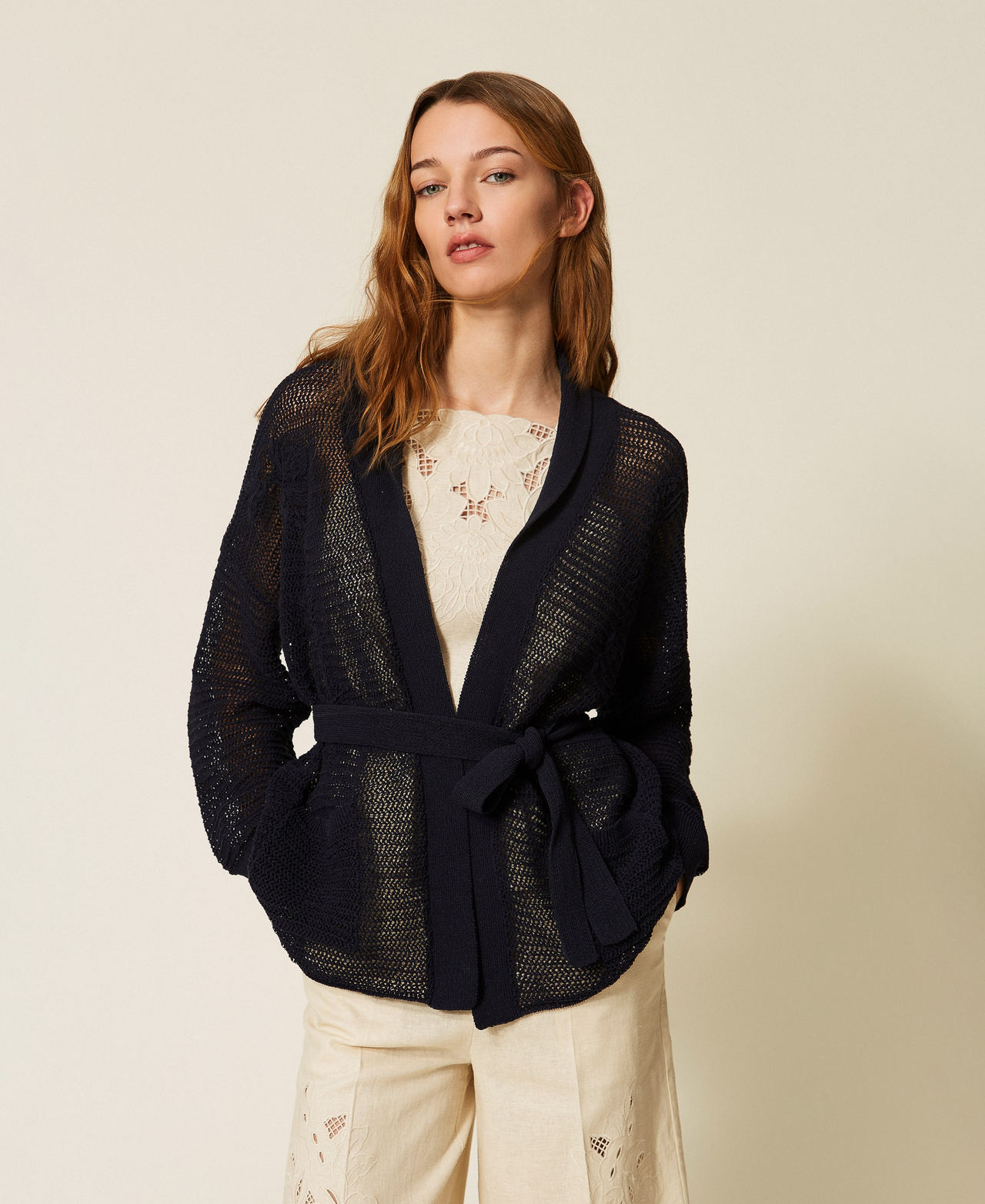 Cardigan en filet avec broderie r&eacute;alis&eacute;e &agrave; la main