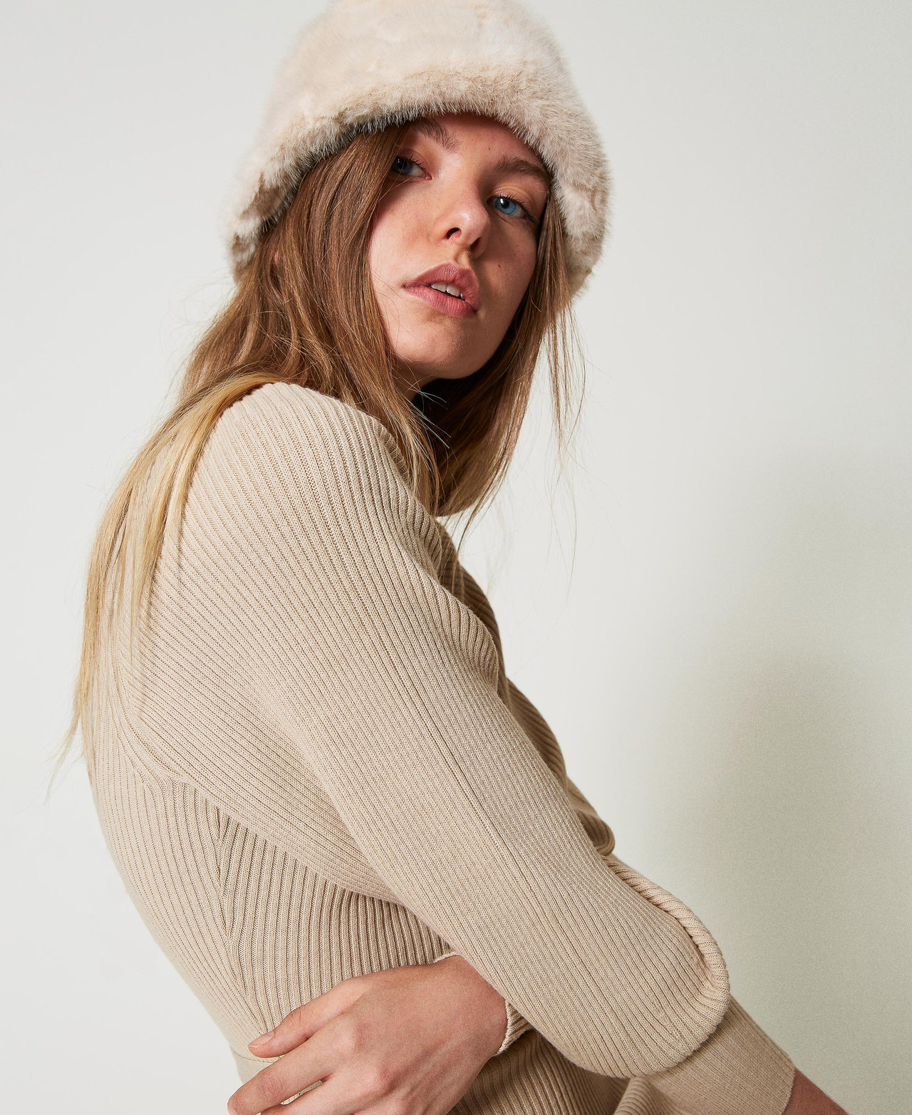 Faux fur bucket hat with logo White Cream Woman 242TO5390_11952_S0