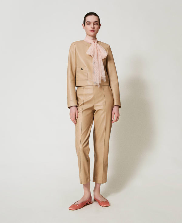 Pantalones rectos con efecto napa