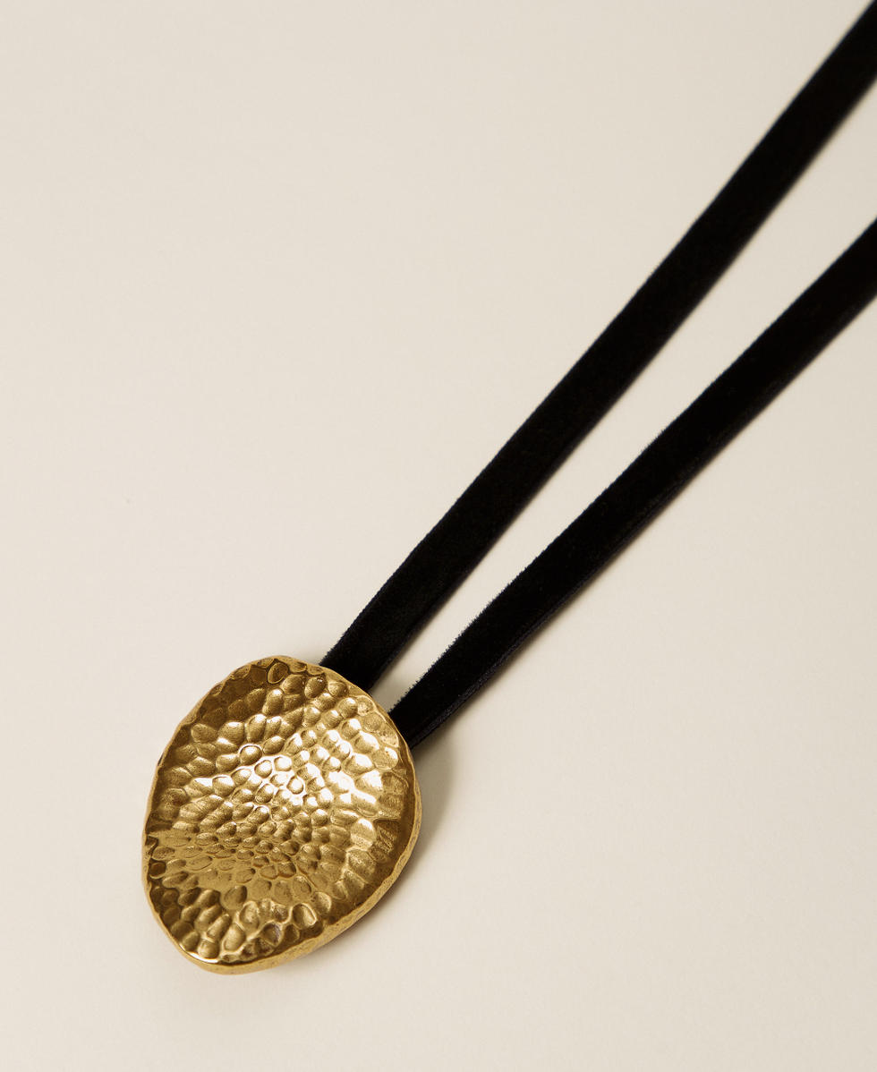 Choker necklace with pendant