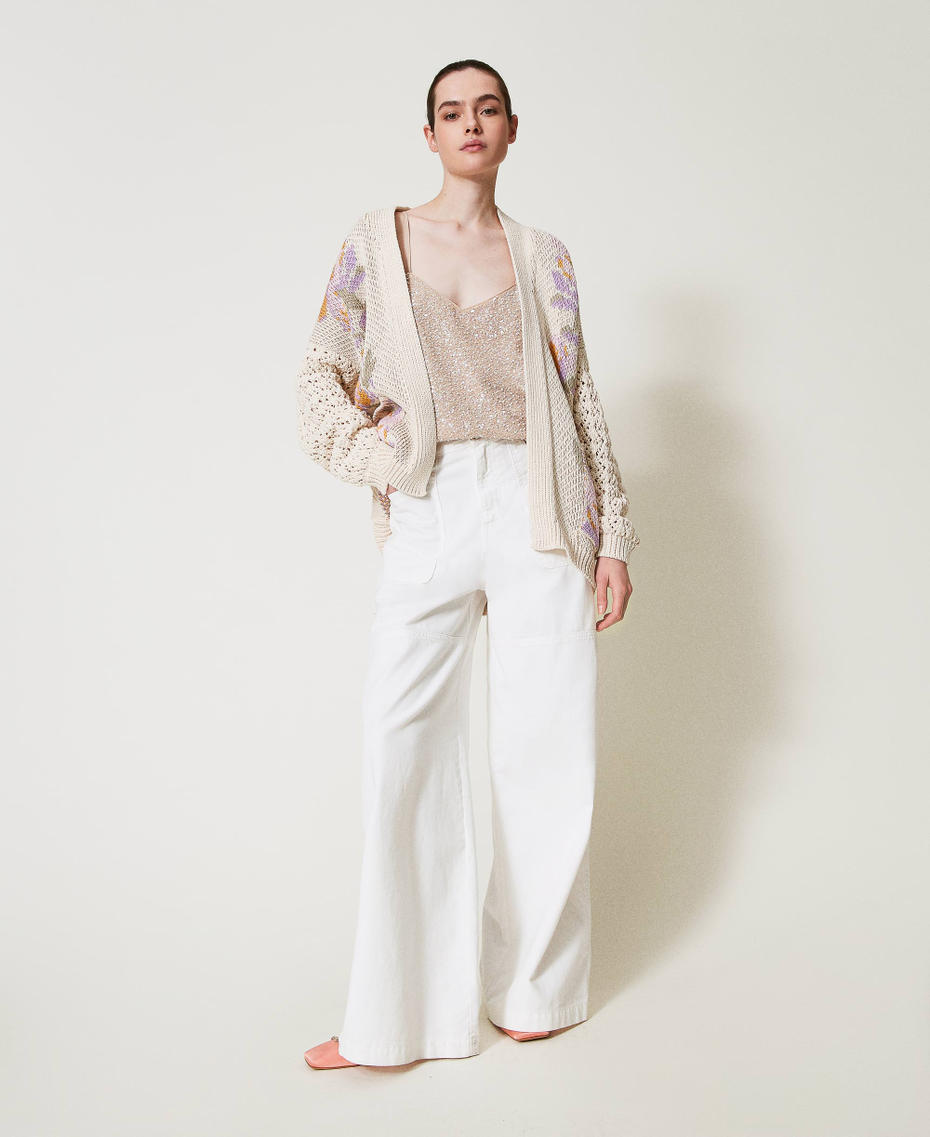 Cardigan aus Jacquard-Strick mit Blumendessin Flowers-Jacquard, schneewei&szlig; Frau 251TP3610_12359_T0
