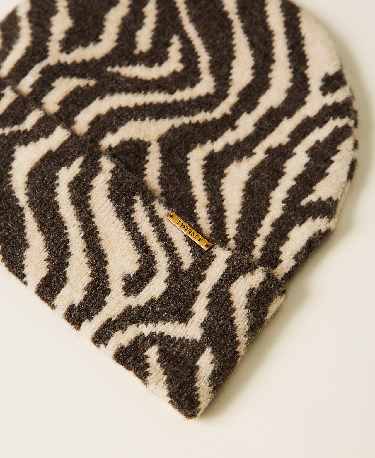 Animal print jacquard knit beanie Zebra Print Woman 252LI4BNN_12668_02