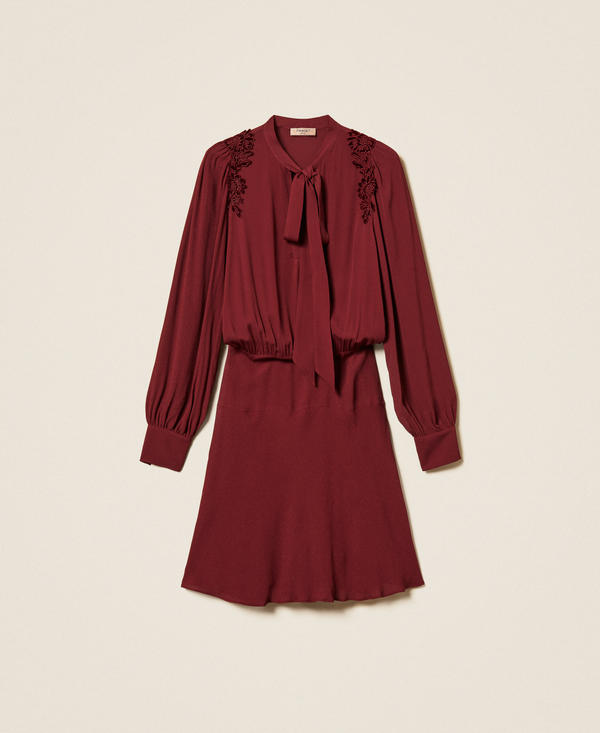 Robe courte en cr&ecirc;pe de Chine avec broderies