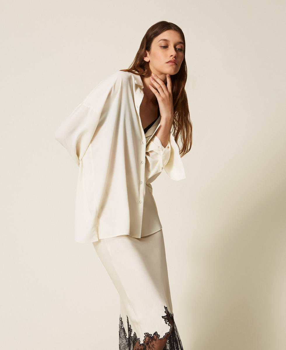 Oversize-Hemd aus recyceltem Cr&ecirc;pe de Chine Wei&szlig; Schnee Frau 252AP2142_00282_02