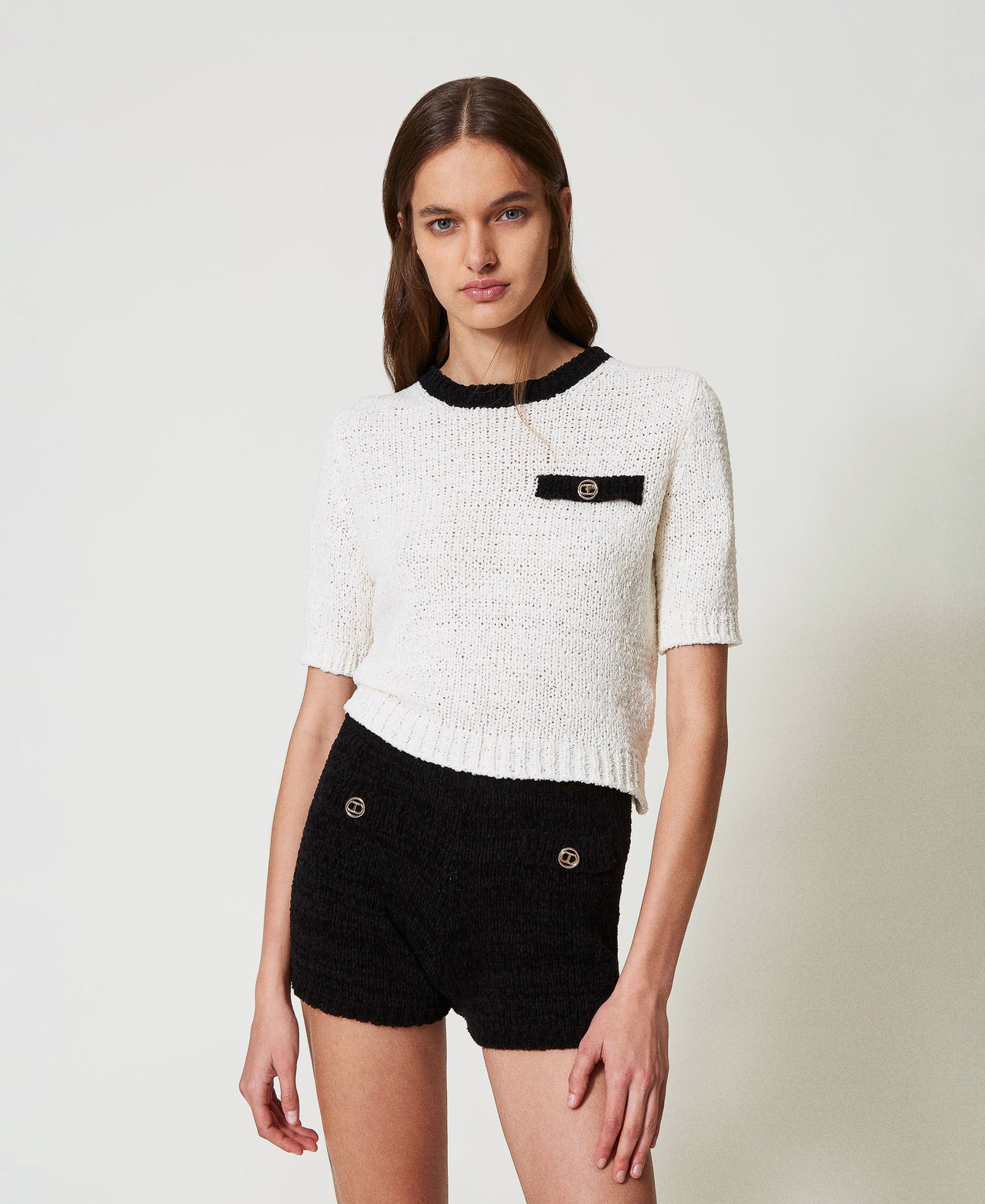Cropped-Pullover mit &bdquo;Oval T&ldquo;-Knopf Zweifarbig Schneewei&szlig; / Schwarz Frau 251TP3440_03711_01