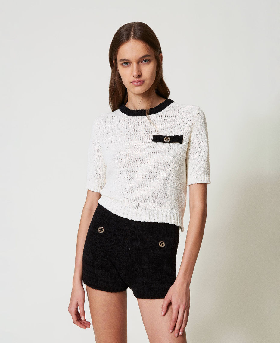 Cropped-Pullover mit „Oval T“-Knopf Zweifarbig Schneeweiß / Schwarz Frau 251TP3440_03711_01