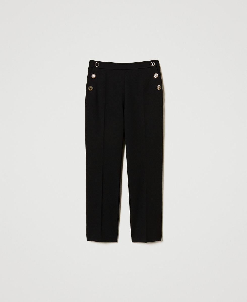 Hose mit Schmuckknöpfen