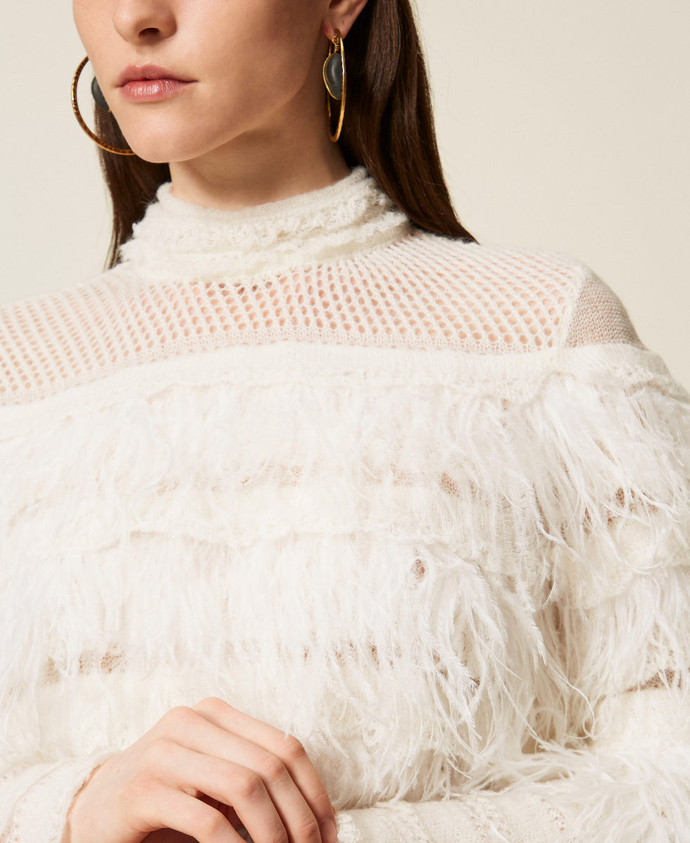 Jersey con volantes y plumas