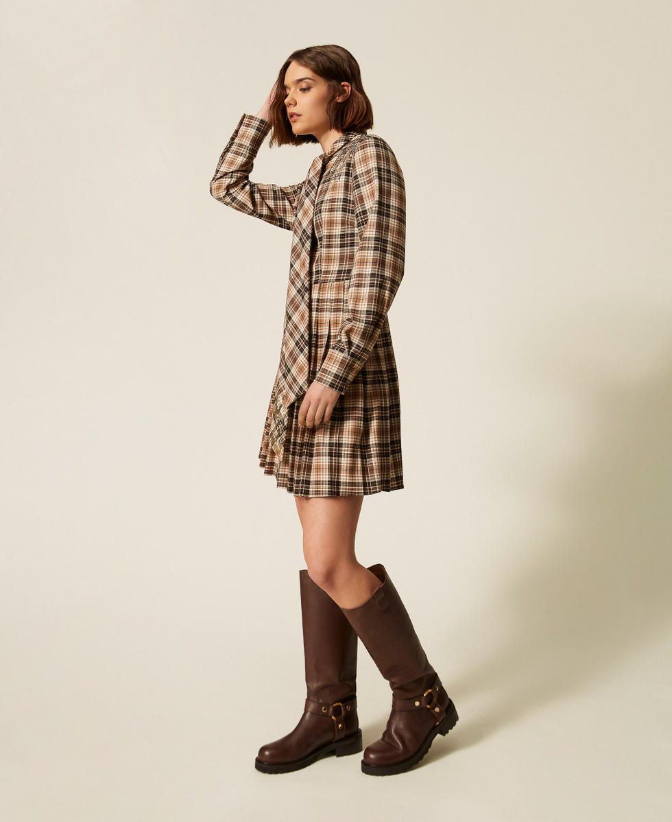 Robe courte en flanelle tartan avec broderie