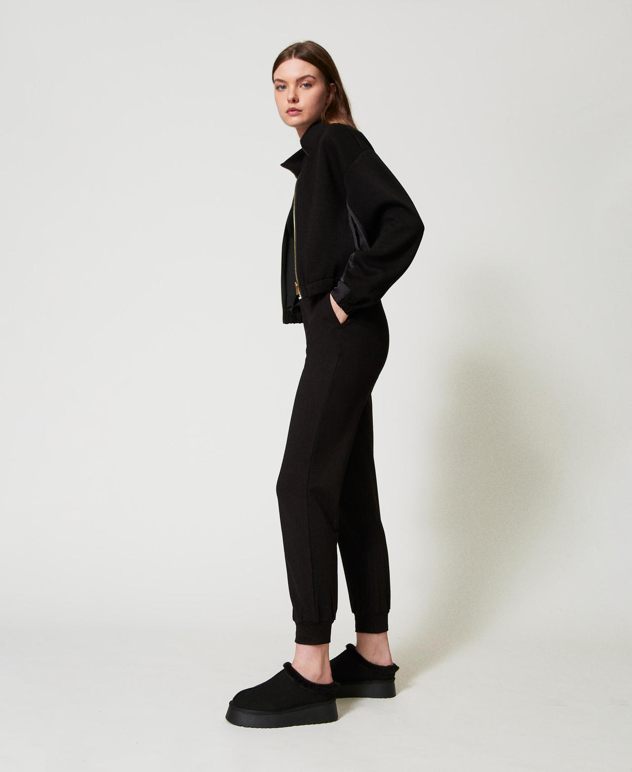 Joggers with pockets Black Woman 242LL2JGG_00006_02